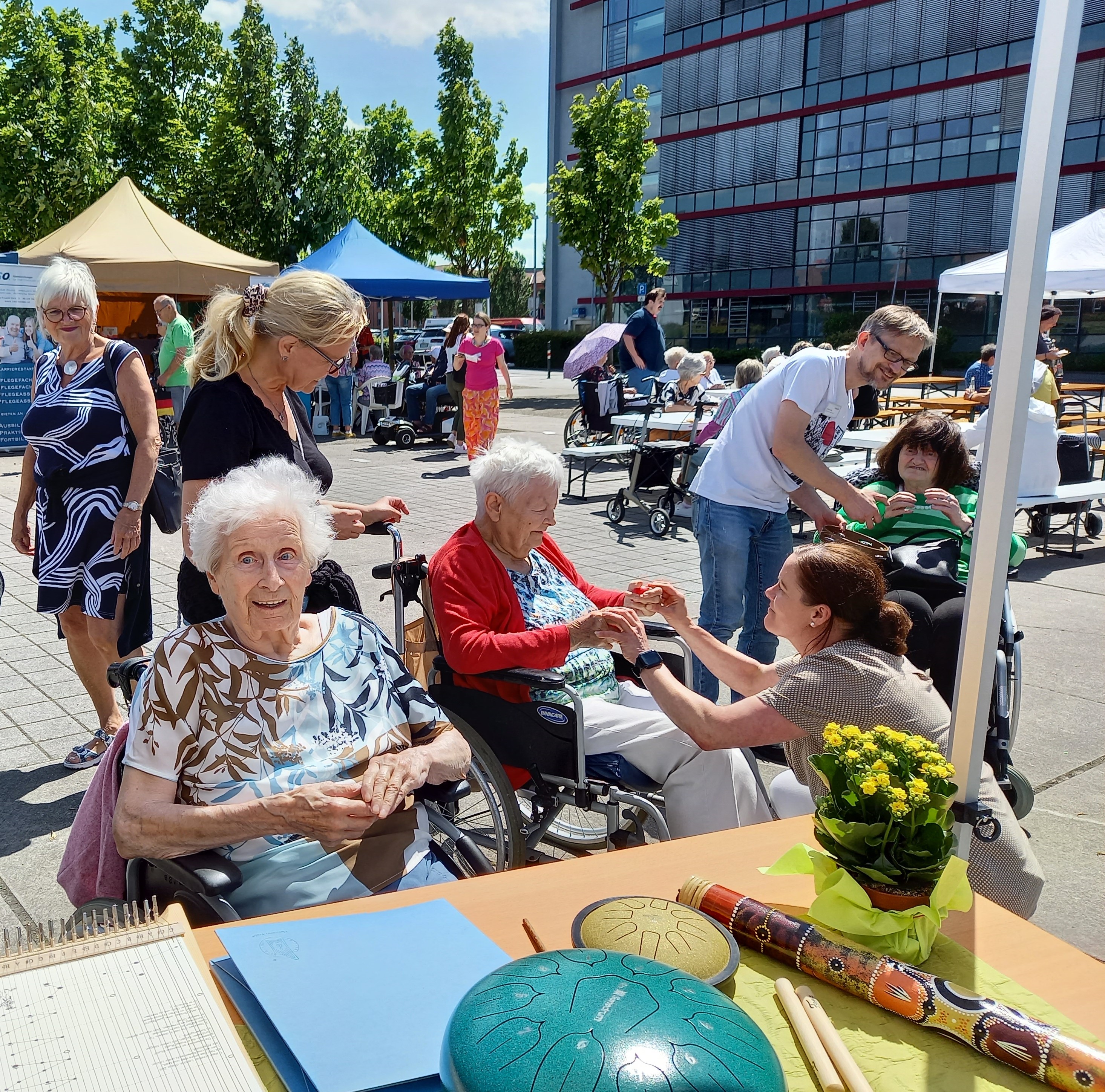 Besucherinnen und Besucher beim Seniorenfest des Netzwerk Demenz in Oberhausen