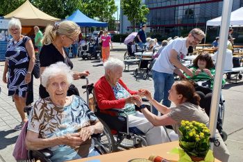 Besucherinnen und Besucher beim Seniorenfest des Netzwerk Demenz in Oberhausen